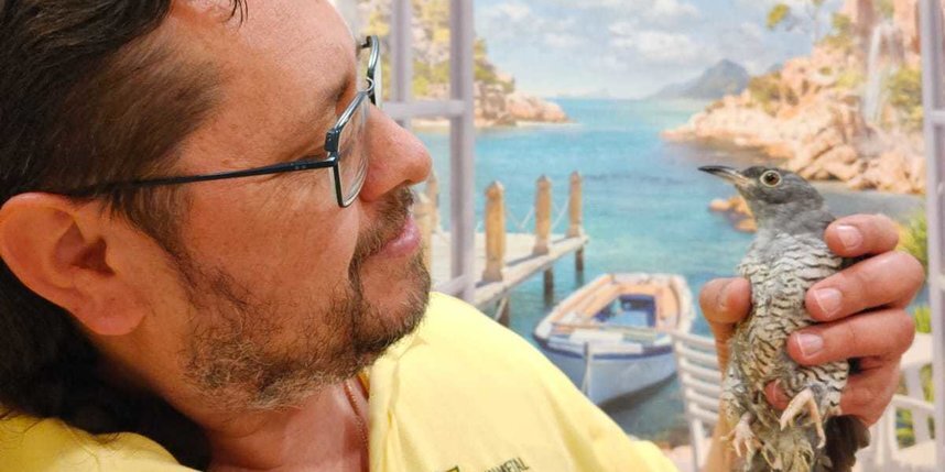    Виталий Симуткин и кукушонок Кузя.предоставлено героем публикации.