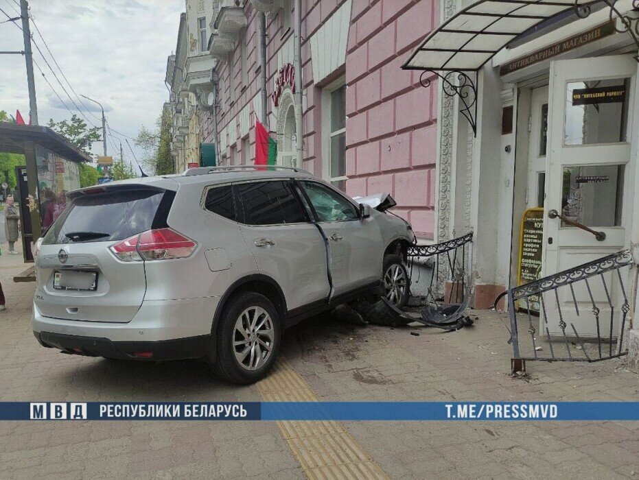В Витебске пассажиры маршрутки попали в больницу после столкновения с кроссовером — Фото