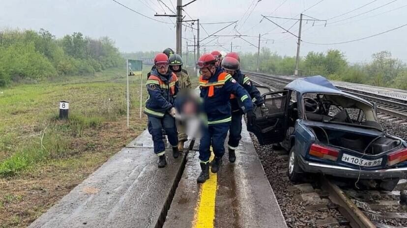     Два человека стали жертвами ДТП в Саратовской области, где на железнодорожном переезде столкнулись автомобиль «Жигули» и пассажирский поезд.
