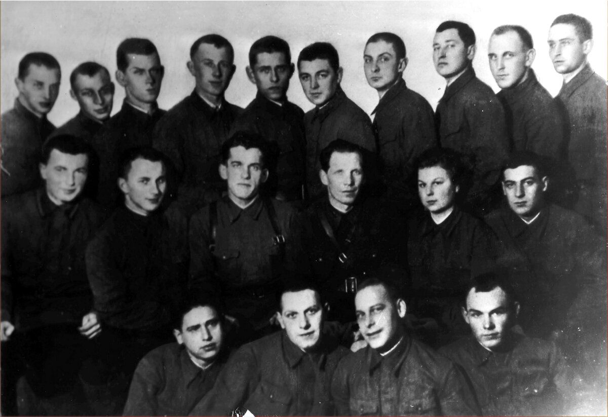 Верхний ряд, слева - направо: Мясников Юрий (студент МИХМа, погиб в 1942 году), Любимов Николай (студент МИХМа, погиб в 1942 году), Николаев Глеб (был ранен, окончил МИХМ, скончался в 1977 году),...