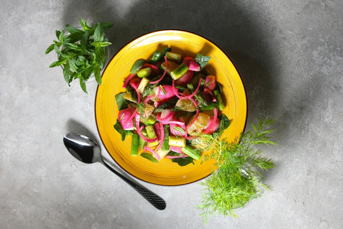 Что может быть лучше сочного витаминного салата из первых весенних овощей и зелени? Несложный набор ингредиентов, несколько простых действий и вуаля – на столе вкусное и полезное блюдо для всей семьи!