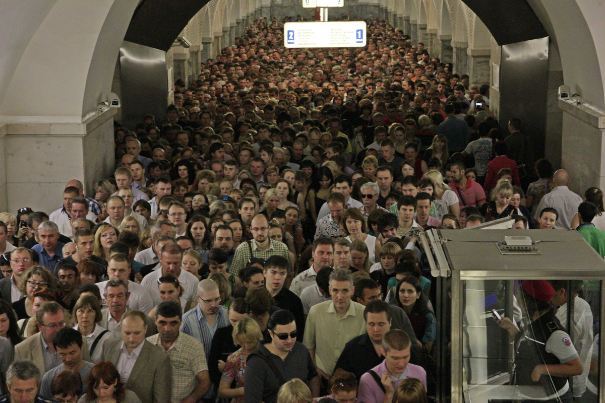 Зато человек. Московское метро в час пик. Метро в час пик фото Москва. Библиотека имени Ленина метро час пик. Станции метро Киевская в час пик.