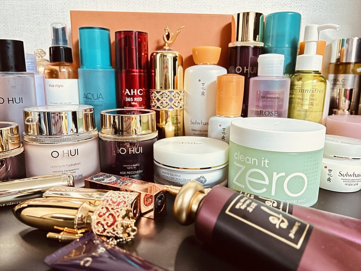 Фотография полки с косметикой Натальи Ким