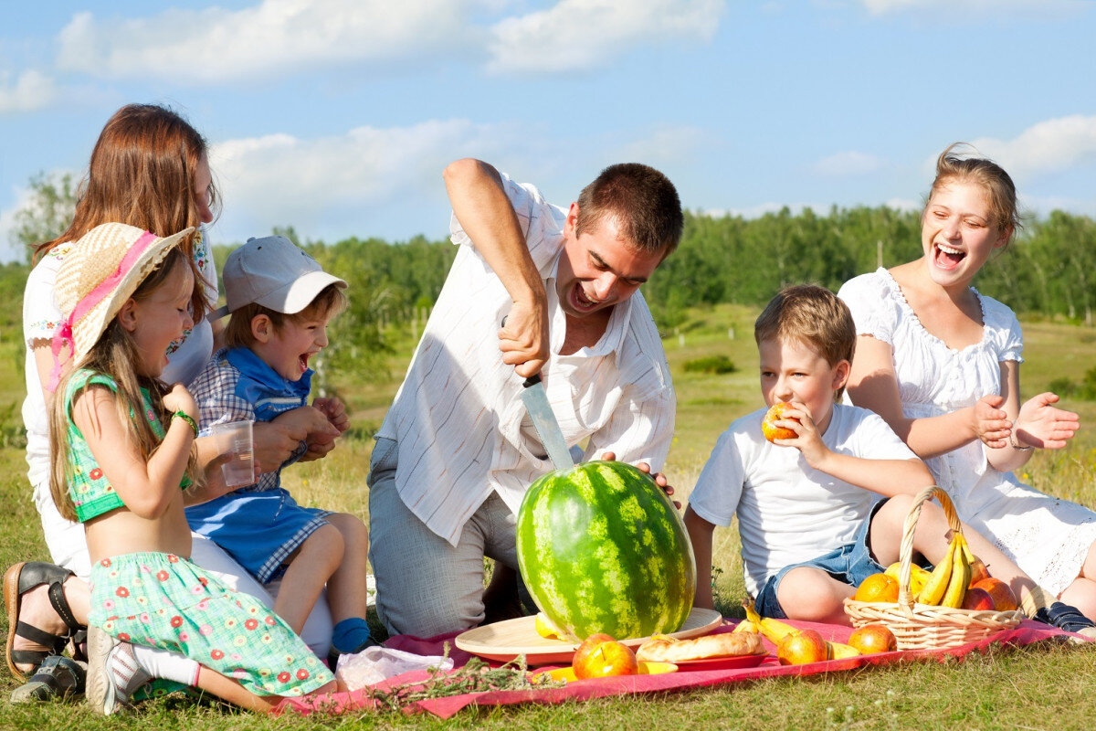 Семья на пикнике. Семейный пикник на природе. Дети и природа. Лето природа.