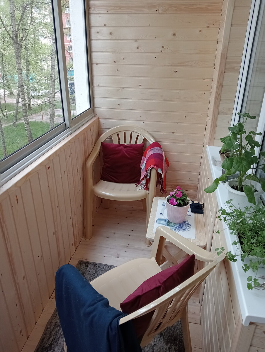 Вот такой у нас уже обжитый балкон.