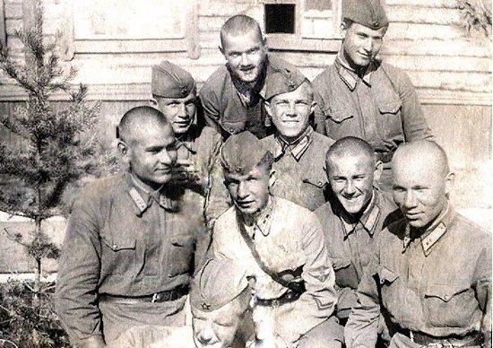      Читинская авиационная школа пилотов. А.П. Маресьев слева в первом ряду. 1939 г.