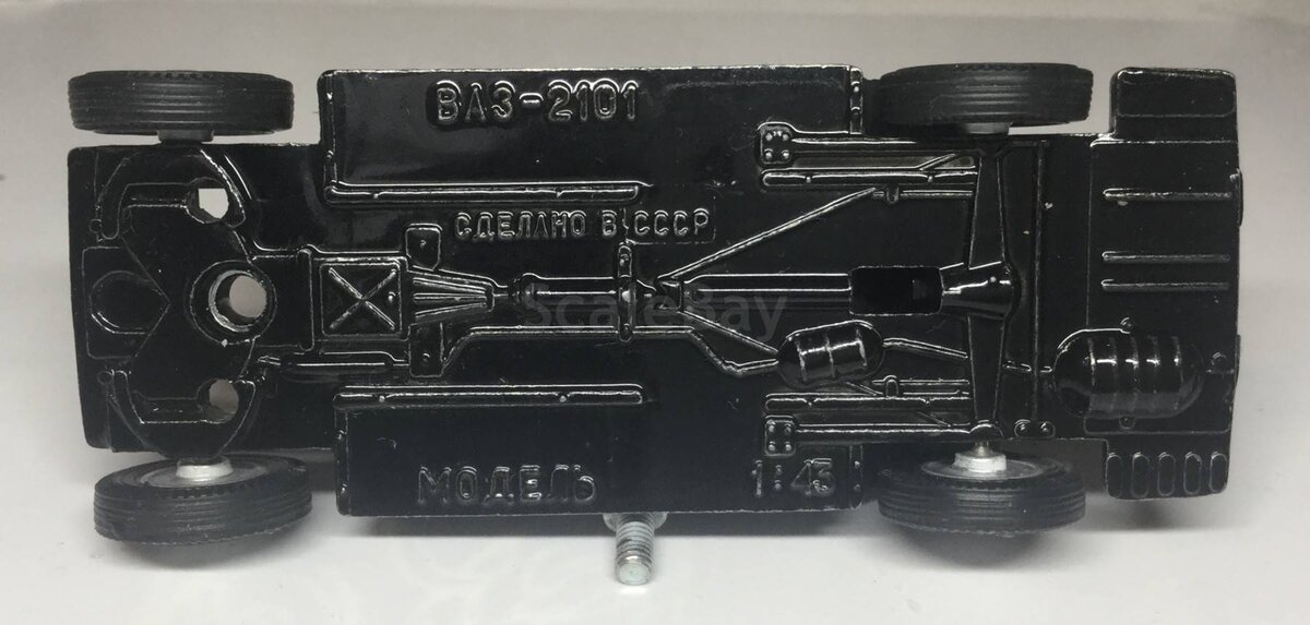 Дно российской модели с тремя отверстиями, назначение которых было известно далеко не всем коллекционерам 00-х. 