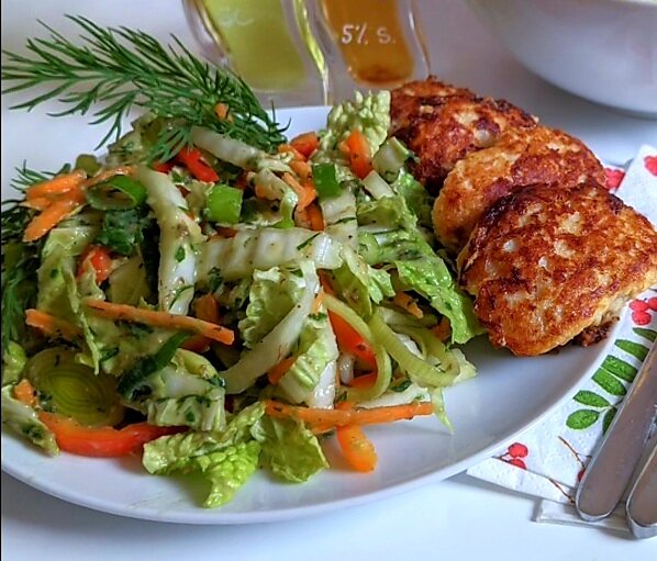 Салат с маринованным лососем