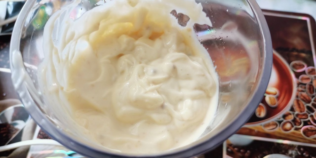 Вкусней домашнего майонеза не пробовала. Подсмотрела рецепт из варёных яиц и приготовила