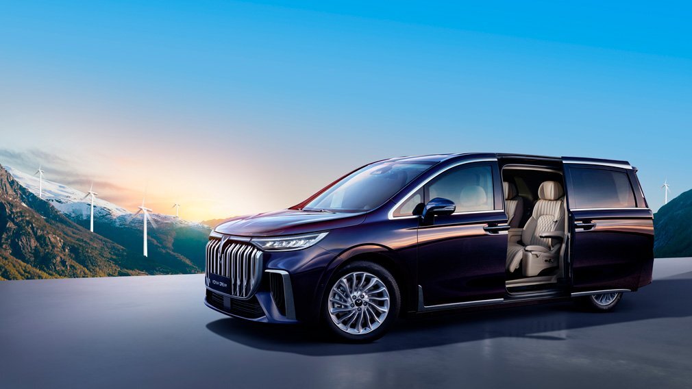     Задние сдвижные двери минивэна оборудованы электроприводом