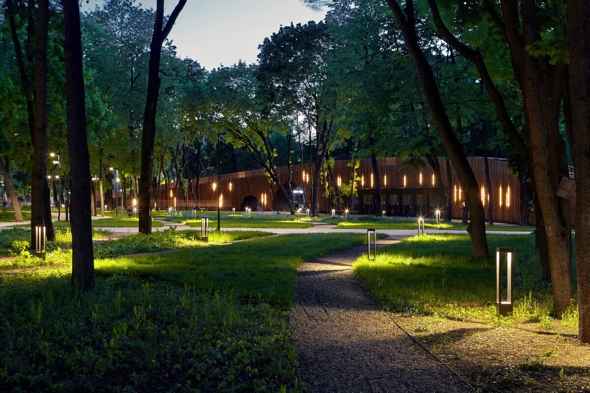 На фото — проект компании «Мартини РУС»: подсветка парка «Орленок» в Воронеже