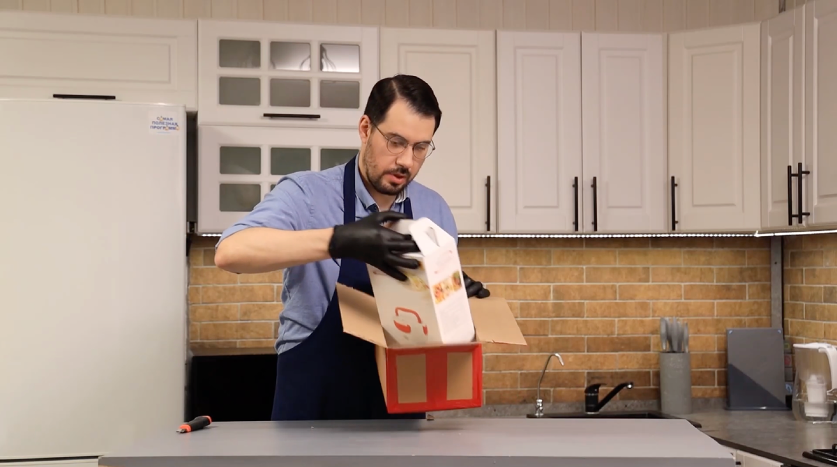 Ведущий "Самой полезной программы" Владимир Щеглов любит заказывать в интернете разные гаджеты, чтобы тестировать их