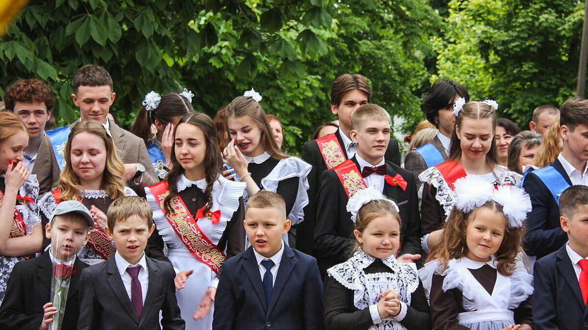 Выпускной 4 класс 2023 год. Празднование выпускного. Выпускной 11 класс. Школьники на линейке. Последний звонок 11 класс.