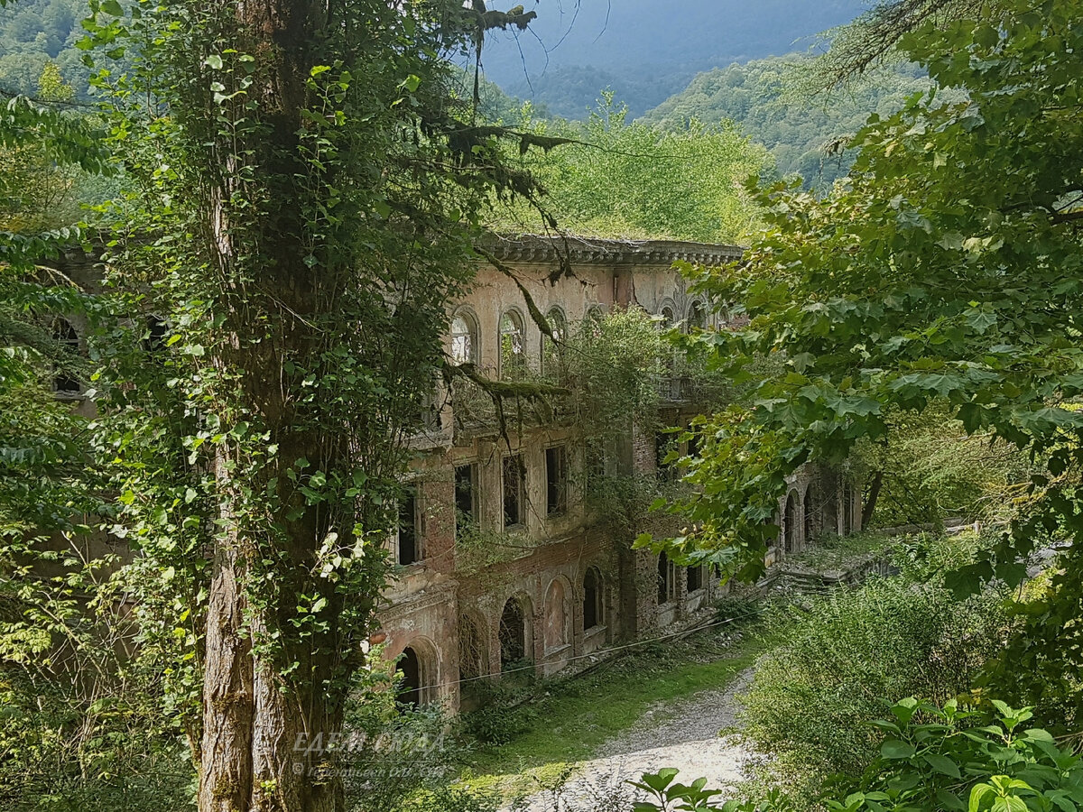 Город призрак в абхазии фото. Акармара Абхазия. Акармара город-призрак в Абхазии. Заброшенный город в Абхазии Акармара. Поселок призрак Акармара.