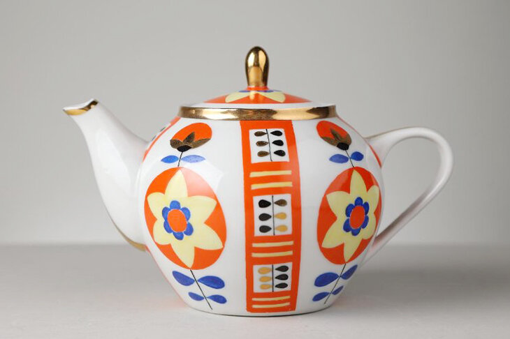 Чайник из сервиза «Сарафан». 1960-е. Южноуральский фарфоровый завод. Автор Владимир Васильевич Орлов