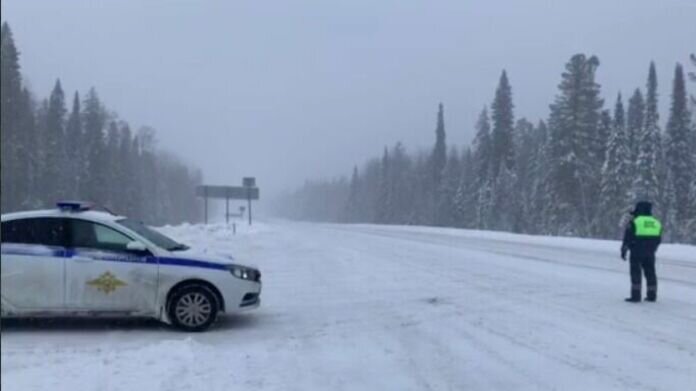     На трассе Тюмень - Ханты-Мансийск в Уватском районе вновь отмечаются сложные погодные условия. По данным ГИБДД, на дорогах работают дополнительные наряды ДПС.