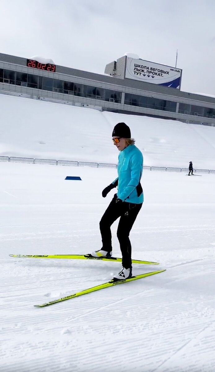     Ксения уверяет, что провела 8 марта в Сочи, катаясь на лыжах. Но табло на здании показывает совсем другую дату. Фото: кадр видео.