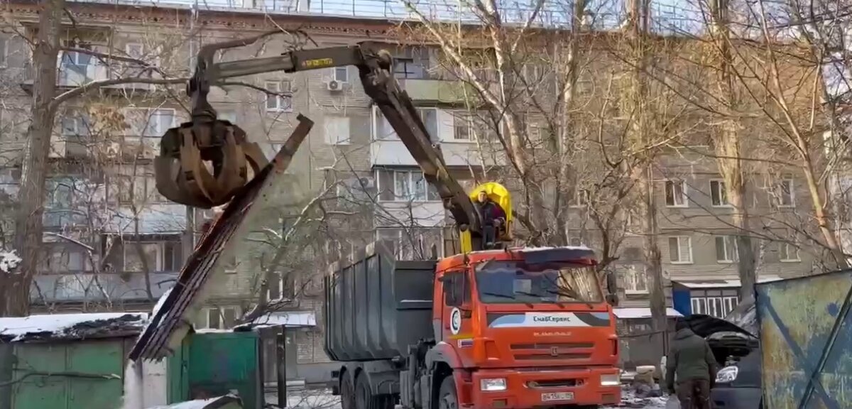 Снос гаражей во владимире за пекинкой. Снос дома. Снос гаражей. Демонтаж. Спиленные деревья на Тверском бульваре.