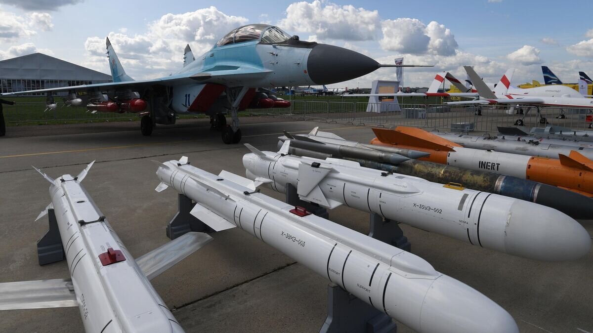    Крылатые ракеты и авиабомбы у многофункционального фронтового истребителя МиГ-35 на Международном авиационно-космическом салоне МАКС-2019 © РИА Новости / Григорий Сысоев