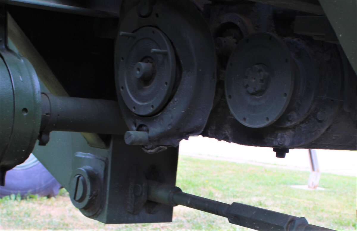 На КрАЗ-256Б устанавливали раздаточную коробку, как на вездеходах, на ...