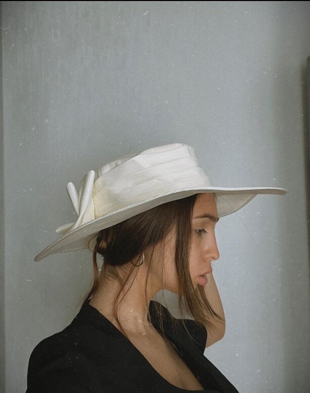 Привет, меня зовут Алина Соркина, и я хочу рассказать вам свою историю о том, как я пережила неудачный брак и начала искать нового мужчину. Я надеюсь, что мой опыт поможет другим женщинам, которые сталкиваются с похожими проблемами. 
Мой брак был далек от идеального. Мы с моим бывшим мужем часто ссорились из-за мелочей, которые с каждым днем становились все серьезнее. Я думала, что наш брак может выдержать любые испытания, но когда он начал изменять мне, я поняла, что все кончено. Я не могла доверять ему и боялась за свою жизнь.

Когда я вышла из брака, я чувствовала себя одинокой и уязвимой. Я даже не знала, как начать жить дальше. Но со временем я осознала, что это была новая возможность начать все с нуля и найти новую любовь.

Одним из самых важных уроков, который я вынесла из своего неудачного брака, было то, что нужно учиться доверять своим инстинктам. Если что-то кажется слишком хорошим, чтобы быть правдой, вероятно, это и есть правда. Я также поняла, что важно не бояться проявлять свои чувства и эмоции, даже если это может быть неприятным.

Когда я начала искать нового мужчину, я была очень осторожна. Я не хотела сделать те же ошибки, что и раньше. Я училась выбирать мужчин, которые могут быть надежными партнерами и поддержкой. Я также научилась общаться с мужчинами в открытой и искренней манере, чтобы не создавать ложных ожиданий.

Мой опыт показал, что для поиска нового мужчины нужно обращать внимание на такие важные качества, как честность, открытость, поддержка и понимание. Кроме того, нужно учитывать свои собственные потребности и желания, чтобы найти человека, который сможет поддерживать вас во всех аспектах жизни. 
Конечно, поиск нового мужчины может быть сложным и иногда даже пугающим. Но я убедилась, что если вы открыты для новых знакомств и готовы рисковать, то вы можете найти настоящую любовь.

Я хочу поделиться несколькими советами для женщин, которые находятся в похожей ситуации. Во-первых, не бойтесь быть собой и не скрывайте своих истинных чувств и желаний. Во-вторых, не спешите с выбором нового партнера и убедитесь, что вы действительно смотрите в одном направлении.

Наконец, я хочу сказать, что неудачный брак - это не конец жизни, а возможность начать все с чистого листа. Найдите в себе силы и отвагу искать новую любовь, и вы обязательно найдете ее.

Надеюсь, мой опыт поможет другим женщинам, которые сталкиваются с похожими проблемами, и покажет, что всегда есть надежда на счастливое будущее.