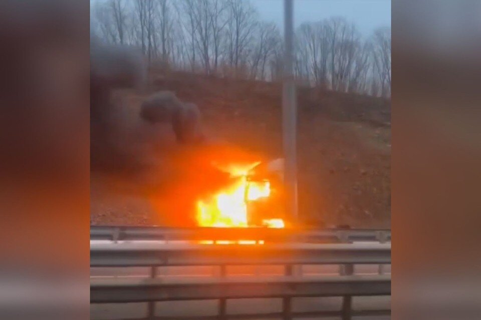     Огонь полностью охватил кабину транспортного средства. Фото: скриншот из видео.
