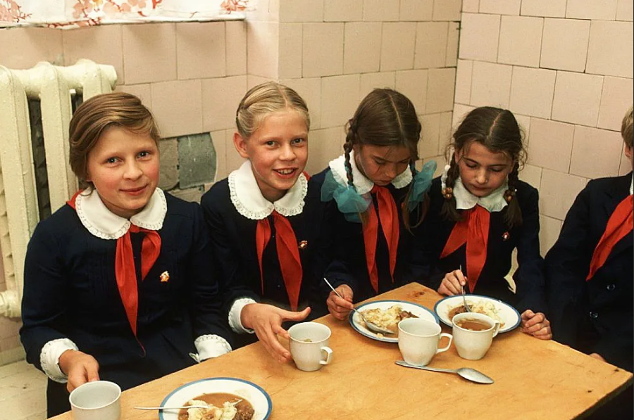 СССР школа 80е столовая. Советские школьники. Советские дети в столовой. Столовая в школе СССР. Установил время в школе
