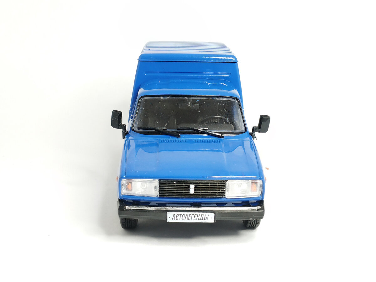Модель автомобиля Иж-27175 от Deagostini (вид спереди) 