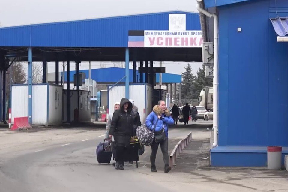     Жители ДНР часто вынуждены идти через КПП пешком, чтобы не стоять в длинных автомобильных очередях. Фото: ТГ/Пушилин