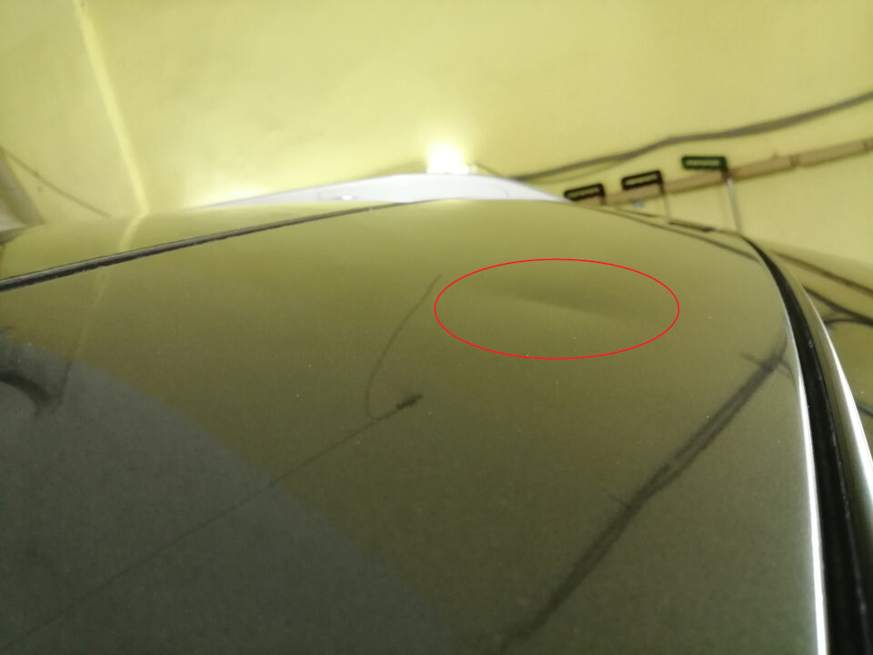 Деформация металла на крыше машины.