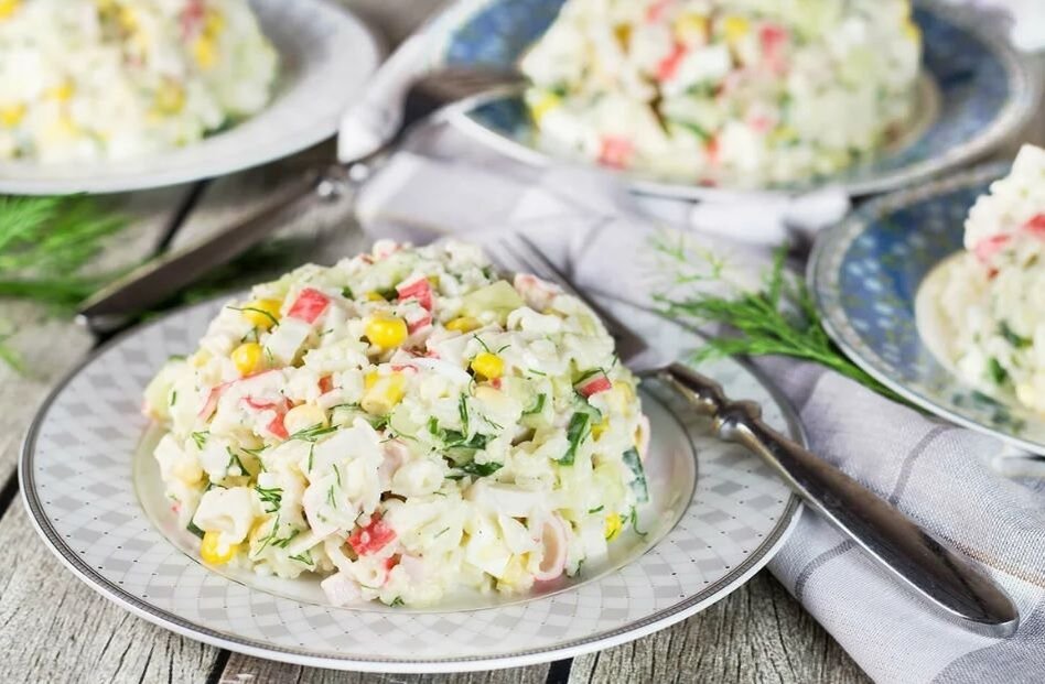      Рецепт классического салата с крабовыми палочками