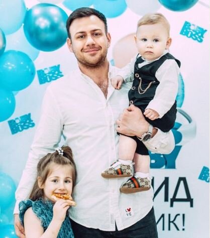 Валера Блюменкранц с детьми.