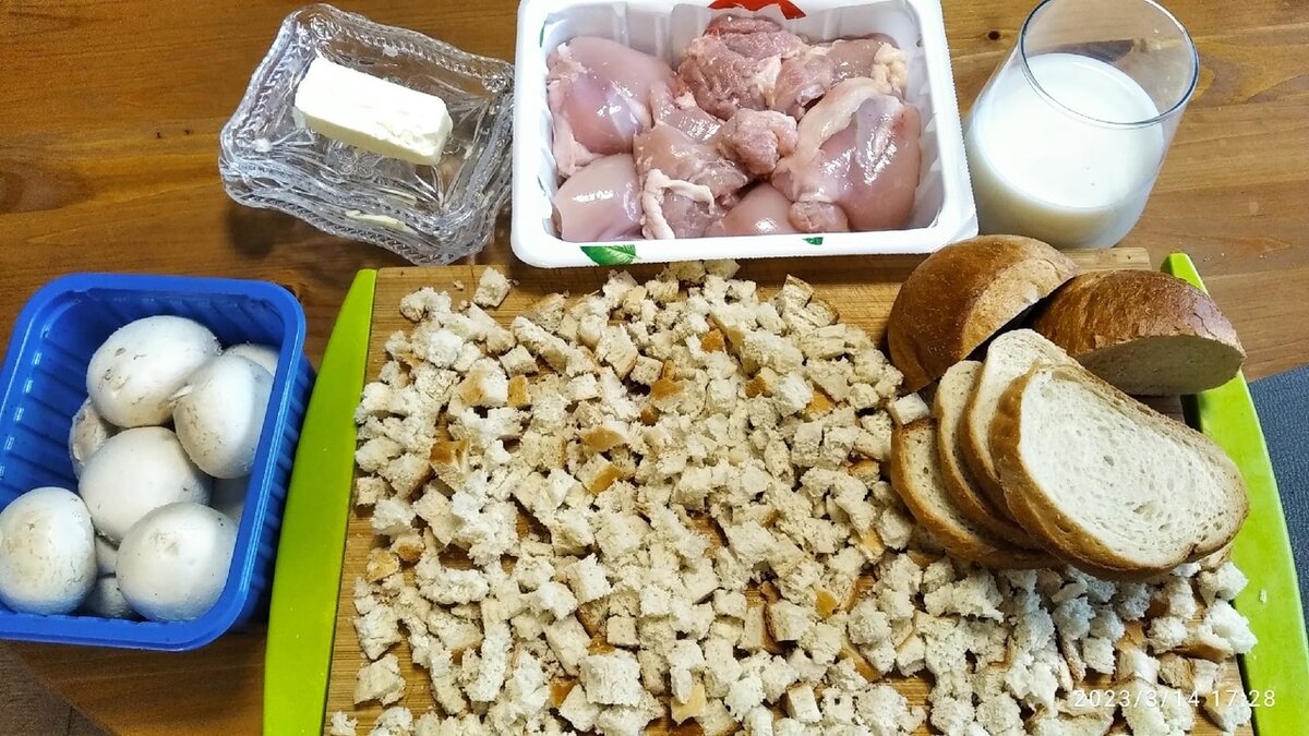 Я купила 750 гр филе и 250 гр грибов. Соль, сахар и перец нам потребуются тоже. 