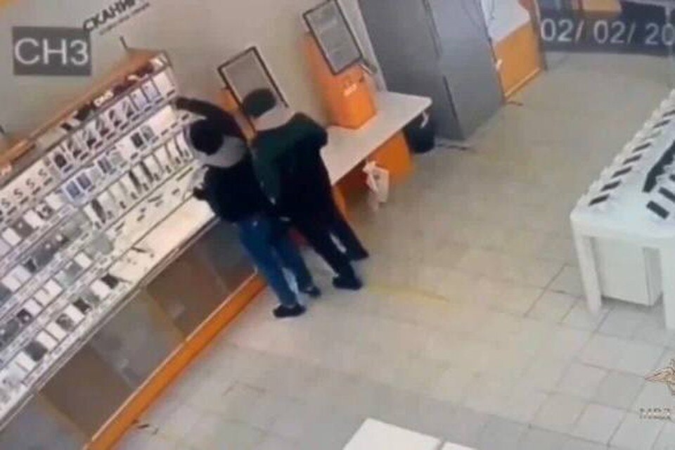     Злоумышленники даже не скрывали лица при краже. Фото: УМВД России по Оренбургской области