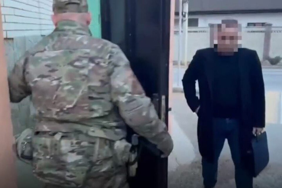     Криминальных авторитетов 90-х задержали сотрудники ФСБ. Фото: скриншот из видео