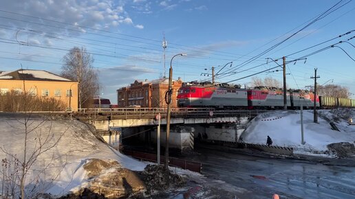 Поезда в городе. Встреча грузового и пассажирского поездов на станции Котельнич-I Горьковской железной дороги