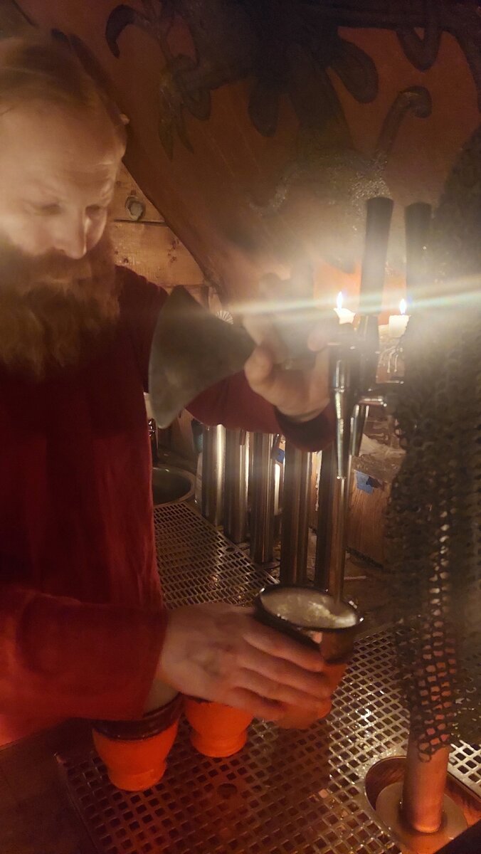 Бармен в таверне викингов. Кстати, пить из глиняных кружек - так себе.