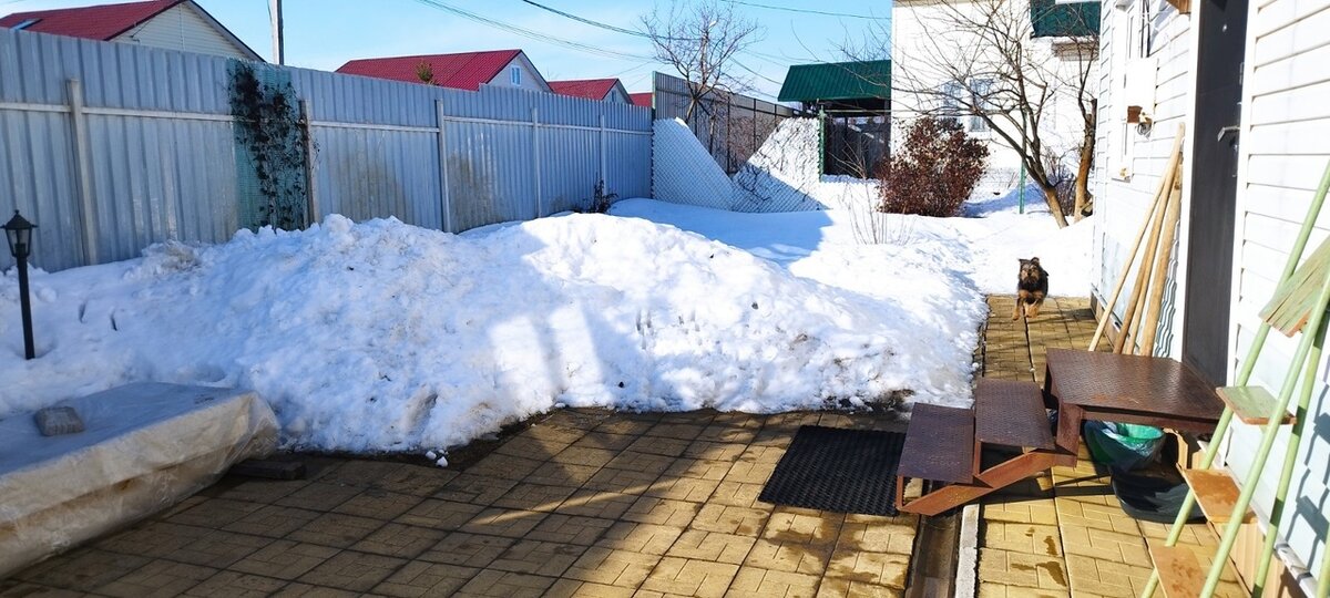Двор уже очистили и плитка подсыхает, когда нет дождя