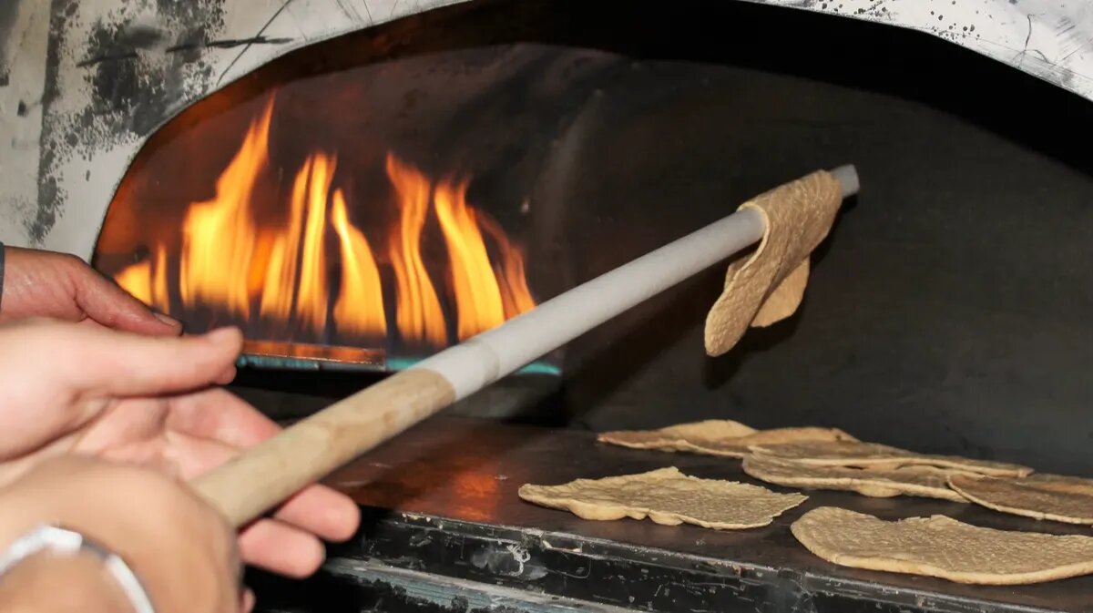 На столе стоят блюда: маца бездрожжевая, кошерное вино, зроа, соленая вода, горькая зелень, финики, орехи, яблоки, фаршированная рыба. Фото: www.piqsels.com