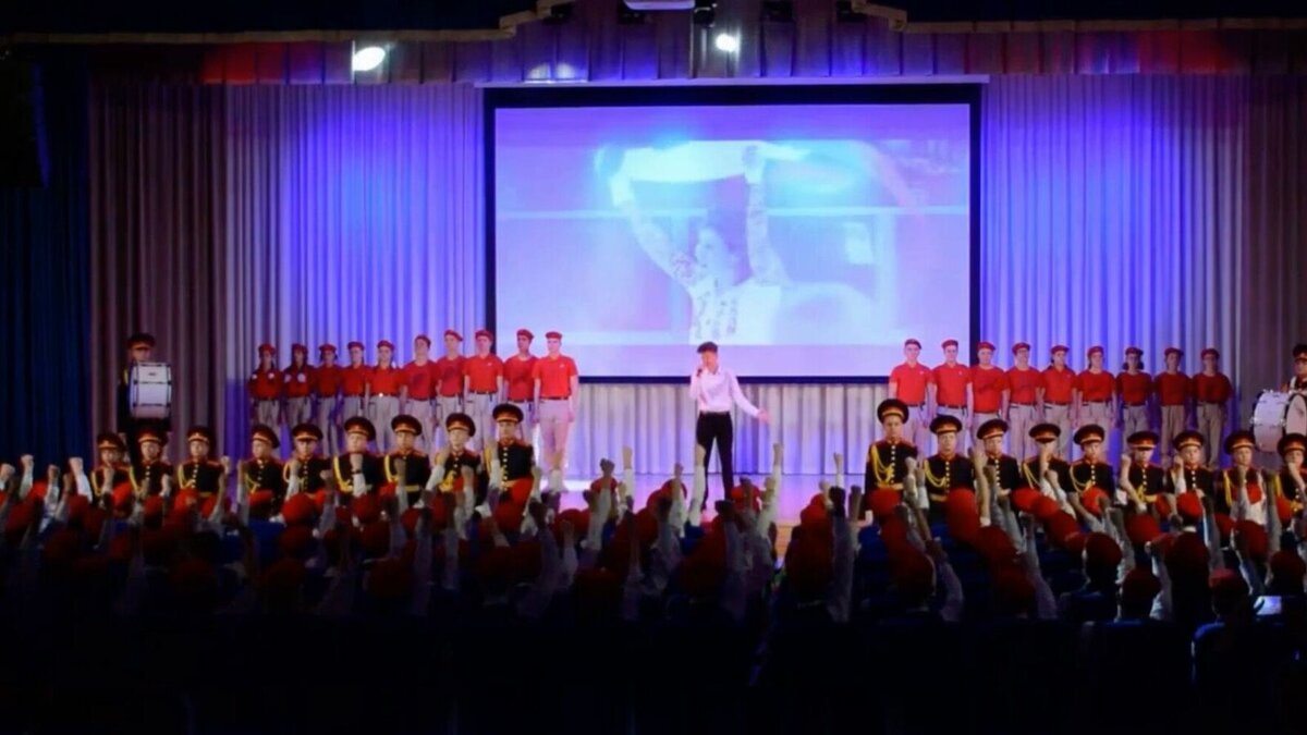     В казанском лицее №186 прокомментировали видео, на котором школьникам включили песню «Я русский», призывая при этом поднять руку вверх. Директор Азит Замалдинов считает, что момент вырвали из контекста. Ответ опубликован на странице образовательной организации на портале edu.tatar.