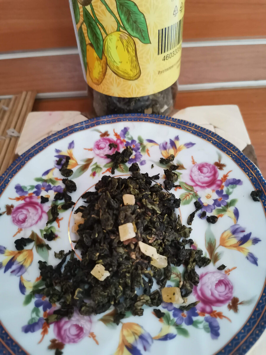 Внешний вид "Мангового улуна" вблизи, где видно и кусочки манго и чаинки 