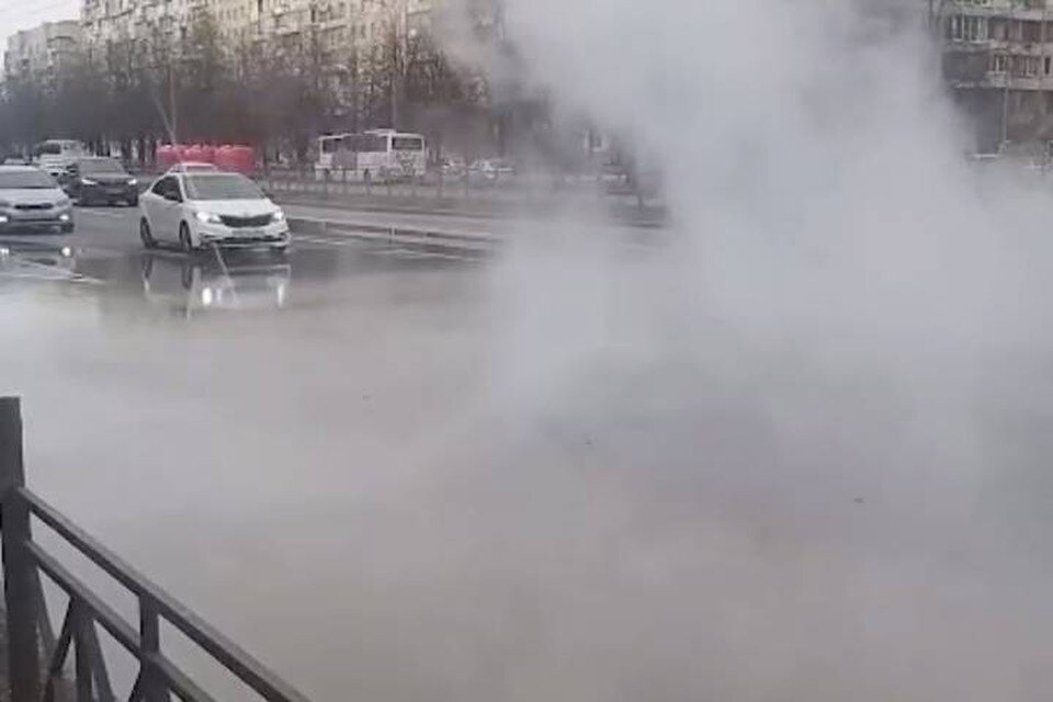     Густой туман затянул Морскую набережную в Петербурга из-за прорыва трубы  принтскрин видео.