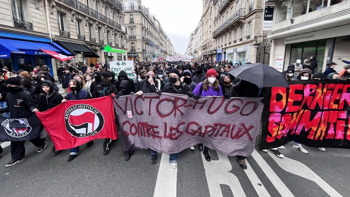    Участники акции протеста против пенсионной реформы на одной из улиц в Париже© РИА Новости / Евгений Полойко