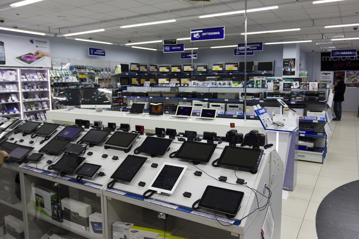 В магазине электронной техники.