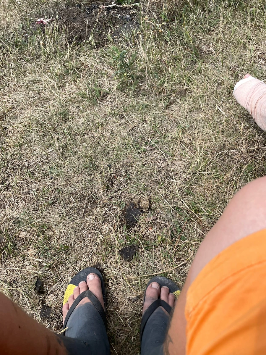 Отправились уже этот раз с ночёвкой и не одни. Хорошо провели время не смотря что МЧС предупредил о плохой погоде. Первый раз мазал ноги целительной грязью Тамбукана неделю назад эффекта не было. Все местные эксперты утверждают что надо пройти курс, вот решили ездить сюда по выходным. Принял сеанс грязи уже второй раз и эффект есть, раньше ступни болели, а теперь боль стала сильнее😂 
  Странный метод у грязи, может она работает как клин клином… 
  Если после третьего сеанса станет еще хуже придётся бросит эту затею …