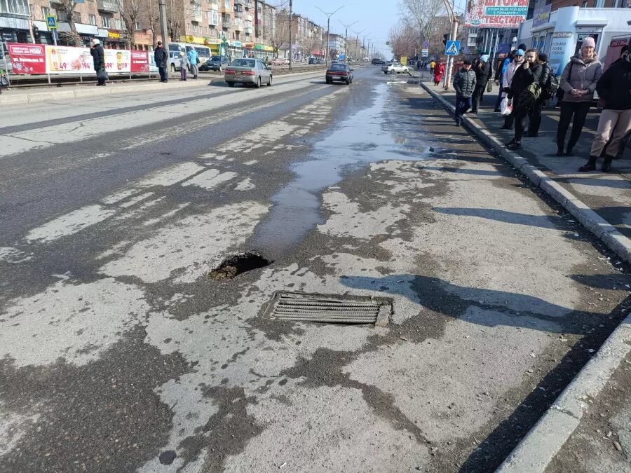 Провал асфальта на ул. Васильева Фото: комментарии телеграмм-канала Виктора Щигрева