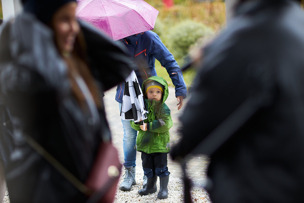 Ребенок растет среди взрослых