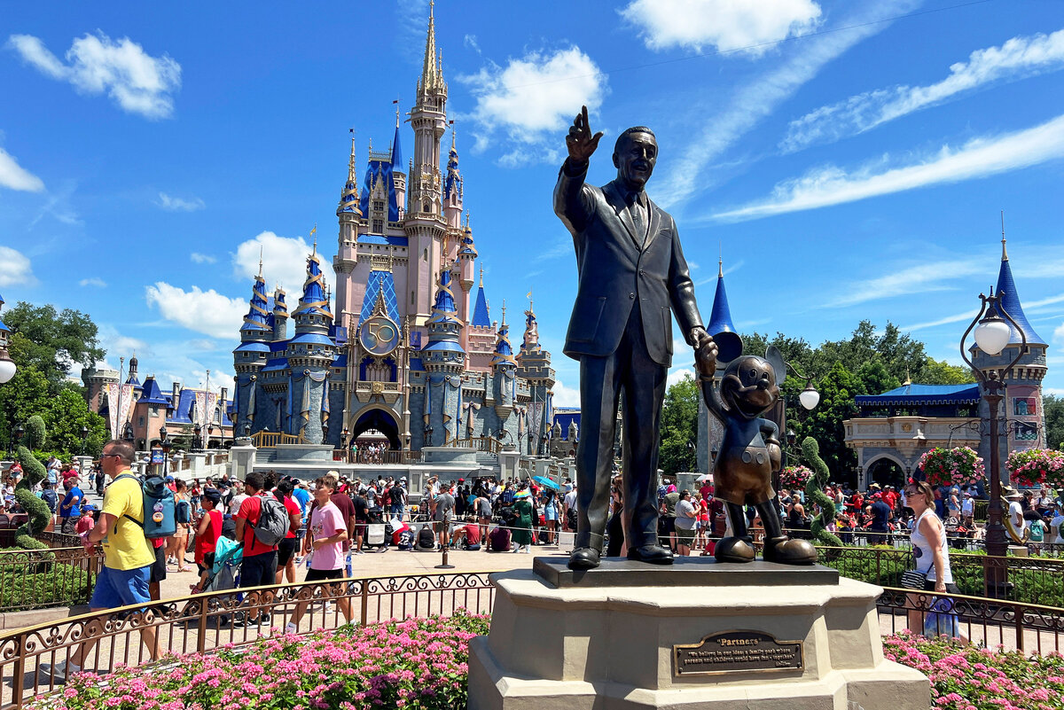     Американец посещал Диснейленд 2 995 дней подряд и попал в Книгу рекордов Гиннесса