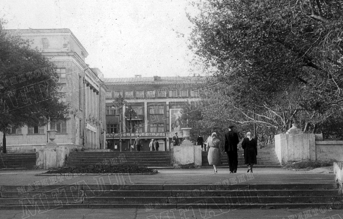 Дворцовый ансамбль состоит из двух зданий