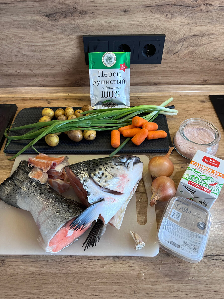 Шаг 1: нам понадобится красная рыба 🐟 , картофель 🥔 , морковь 🥕 , лук 🧅, зелёный лук, чеснок 🧄 , масло 🧈 сливочное, сливки🥛, лавровый лист 🍃, душистый перец, соль.